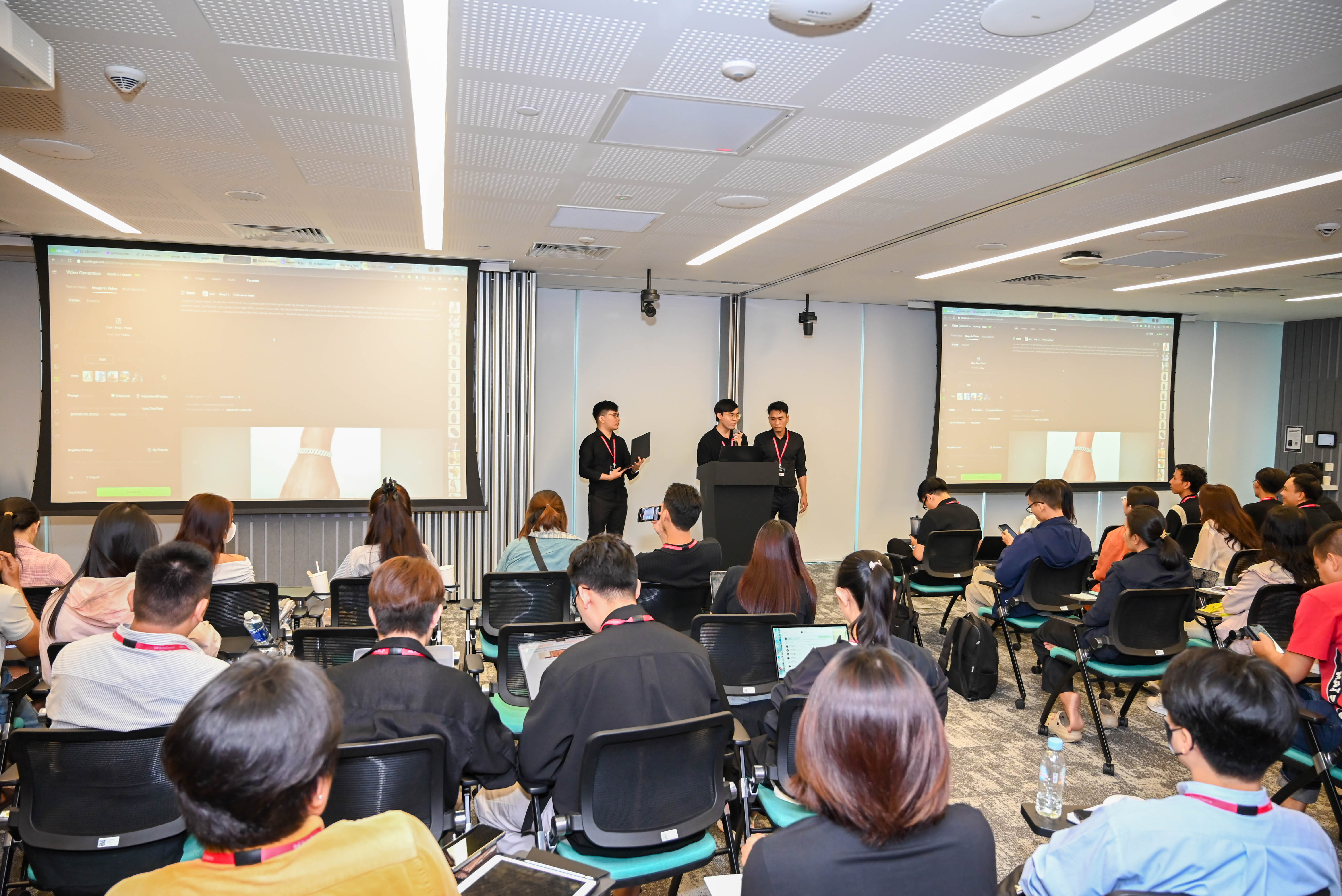 Hội trường đầy ắp