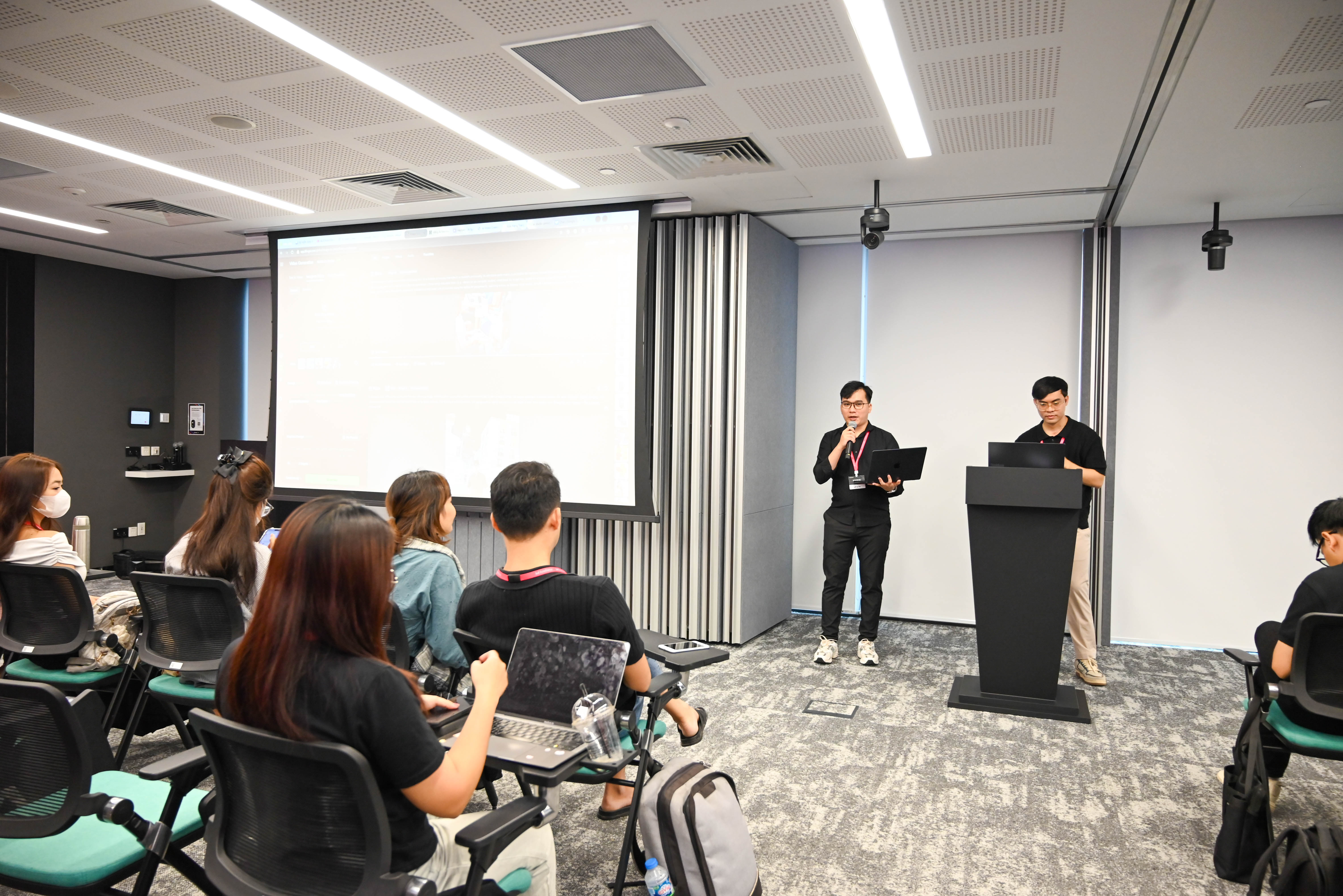 Phiên thảo luận nhóm nhỏ